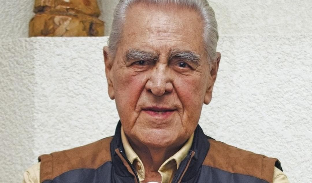 Otro antivacunas; Eric del Castillo prefiere tomar el peligroso dióxido de cloro