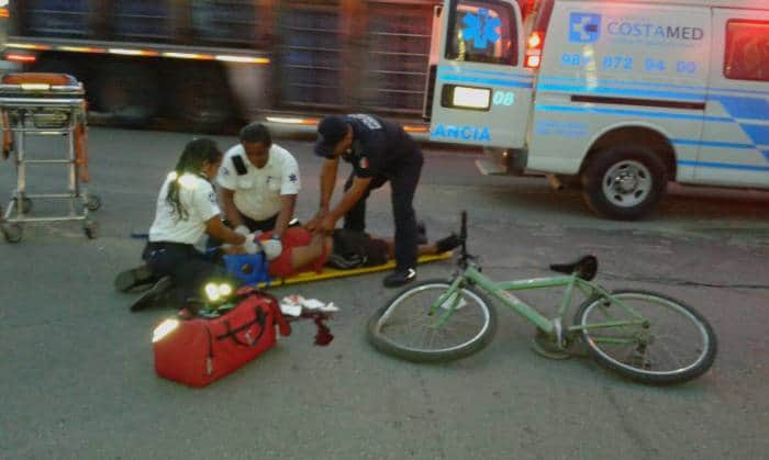 Ciclista atropellado lucha por su vida