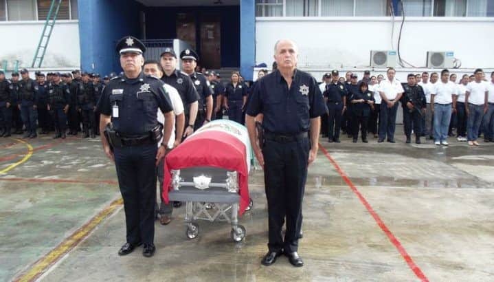 Despiden con honores a policía que murió durante persecución de trailero en la carretera