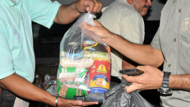 Empresario regala despensas a cambio de que voten sus empleados