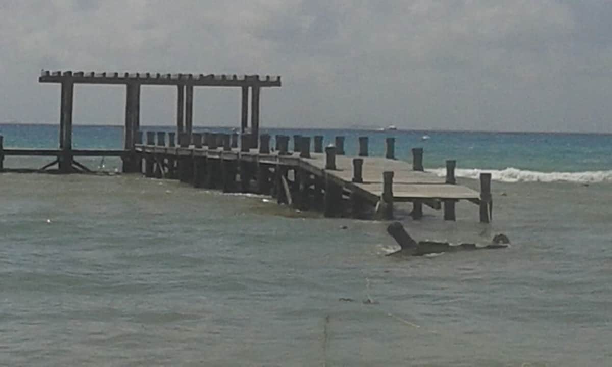 Muelle de madera pone en riesgo a bañistas