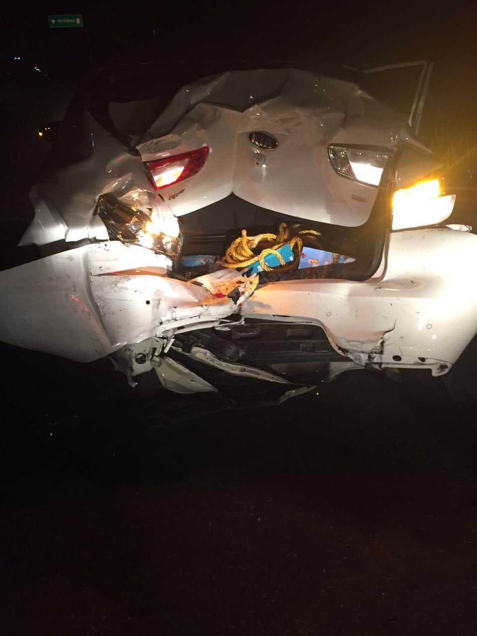 Choca van de Playa Express y abandona heridos en hospital