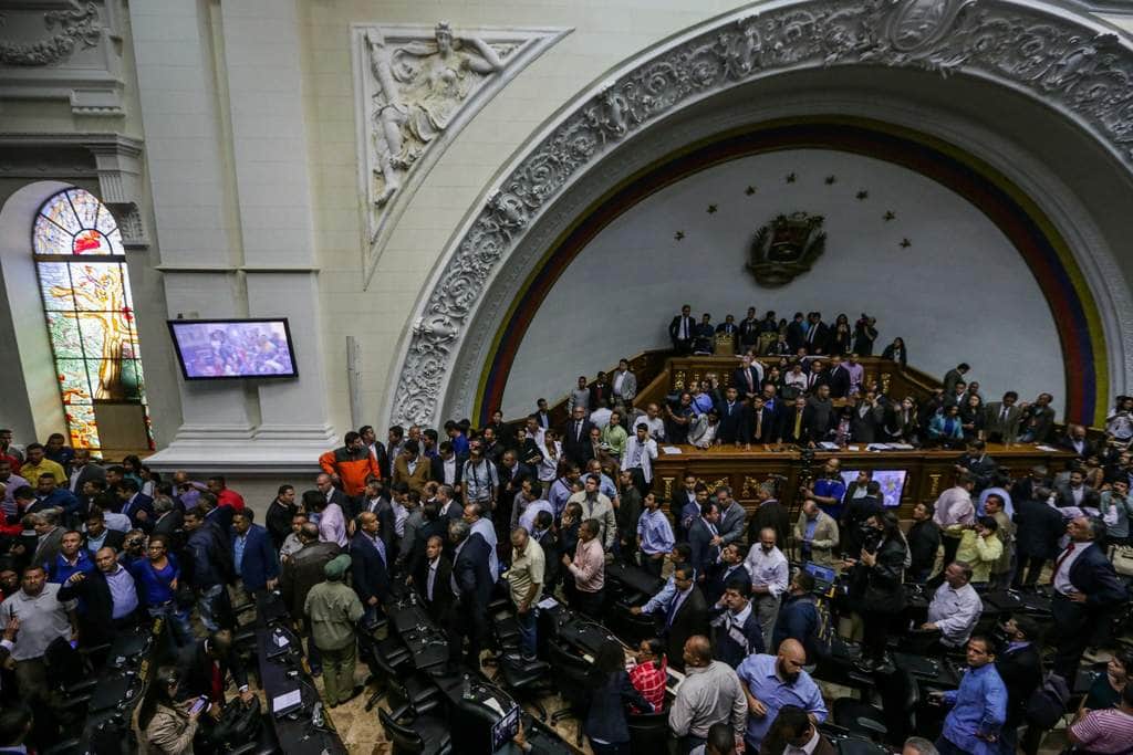 Irrumpen Chavistas en debate por posible destitución de Maduro