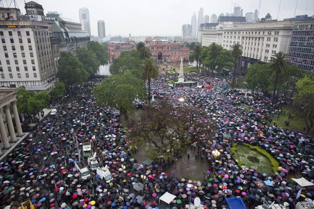 Mujeres realizan un paro global