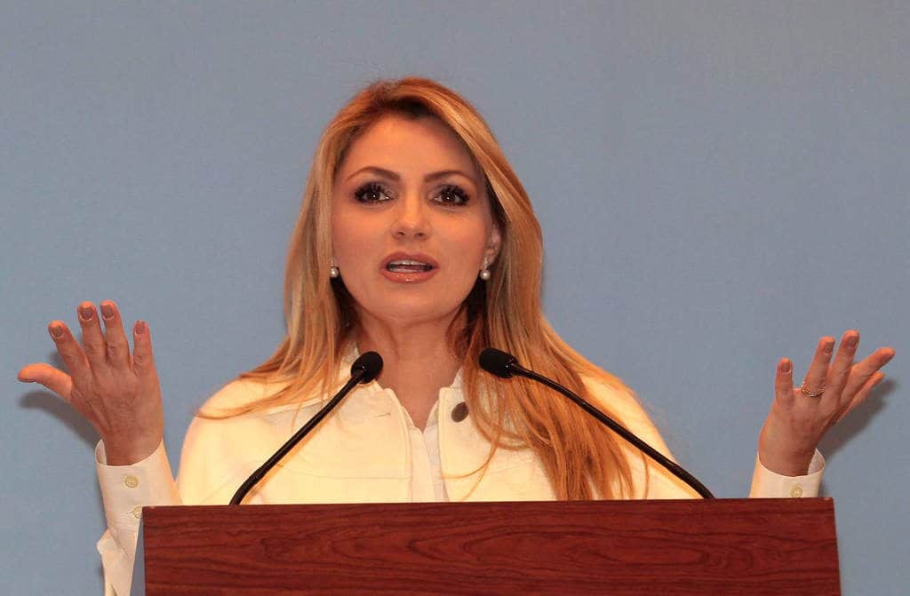 Llama Angélica Rivera a prevenir el cáncer de mama