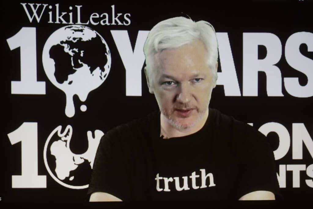 Suspenden Internet a Assange