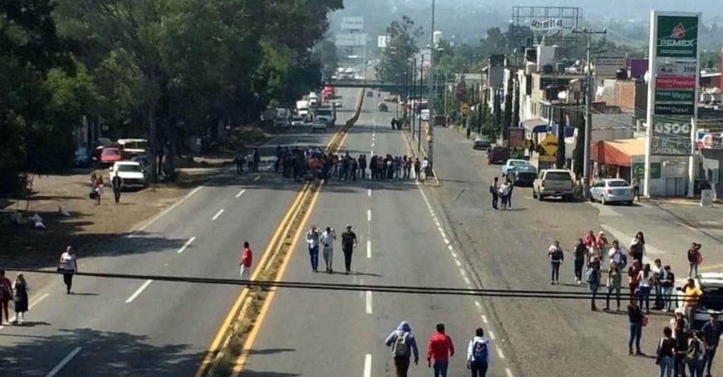 Detienen a 50 normalistas tras enfrentamiento con policías en Morelia