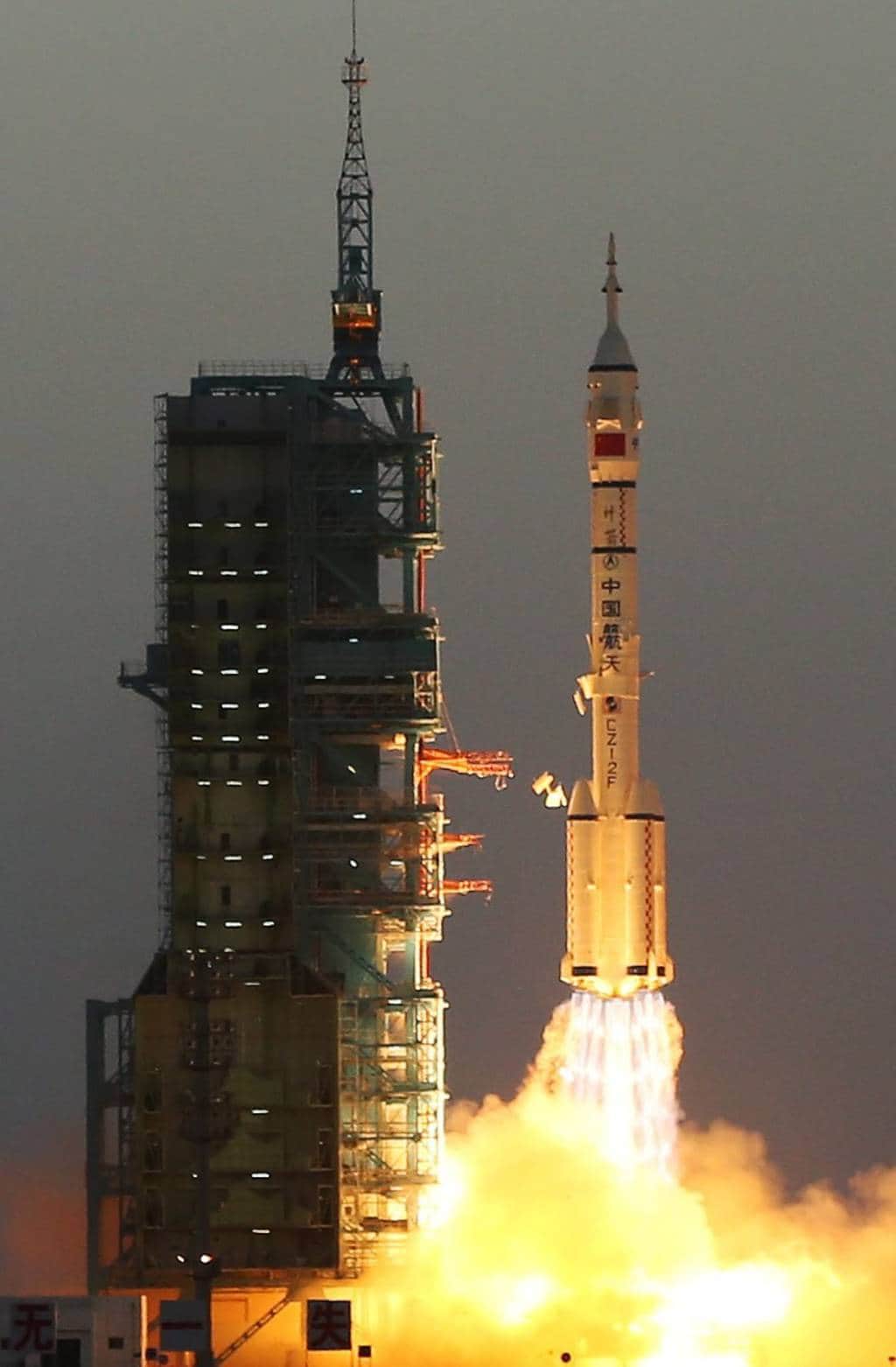 China lanza con éxito su 'Shenzhou'