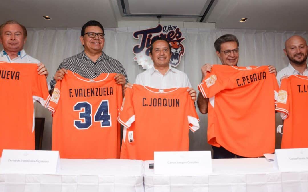 Celebra Carlos Joaquín la permanencia del Club de Beisbol Tigres de Quintana Roo