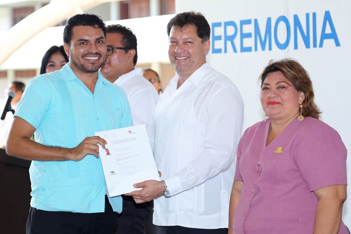 RECONOCEN ESTUDIANTES A CRISTINA TORRES POR APOYO A LA JUVENTUD SOLIDARENSE