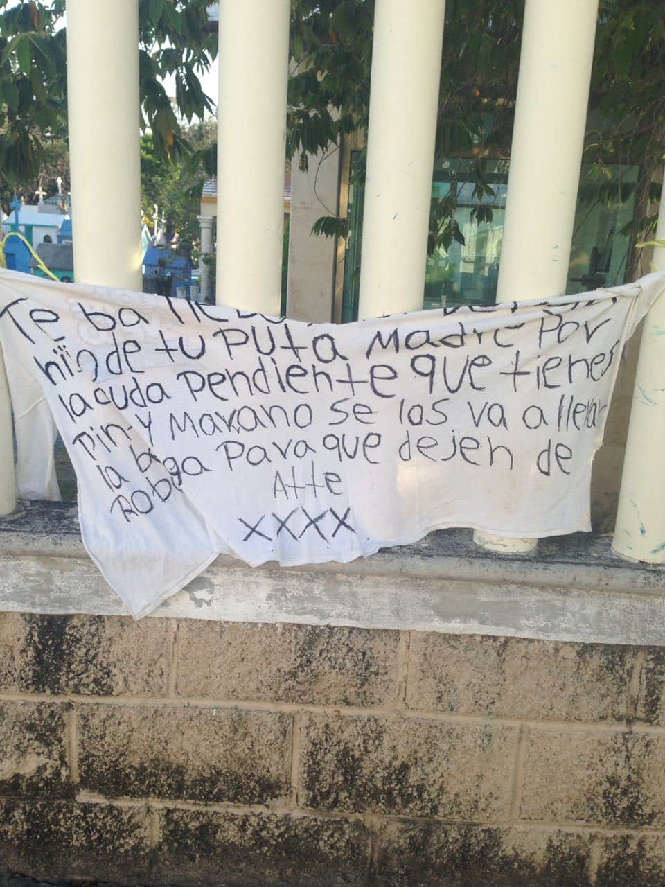 ¡Asústame Panteón! Pandilleros cuelgan "narcomanta"