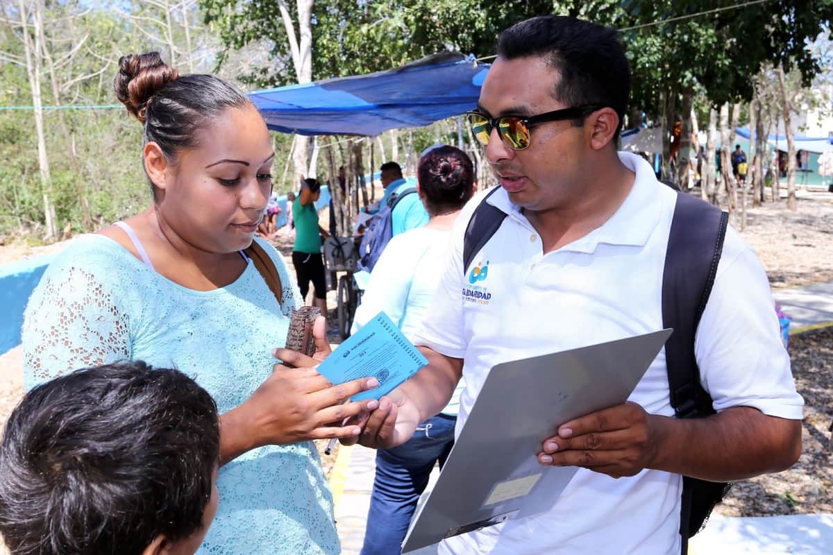 Entrega Desarrollo Económico tarjetones a tianguistas en Villas del Sol