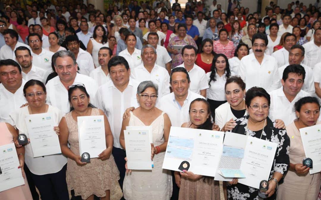 Recompensados maestros con premios, estímulos y recompensas