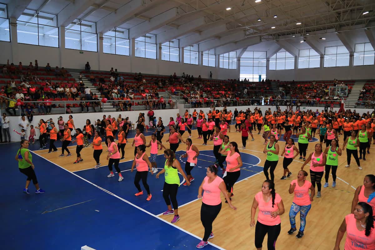 ¡A bailar! Celebra Solidaridad a más de 700 mamás deportistas con megaclase de baile