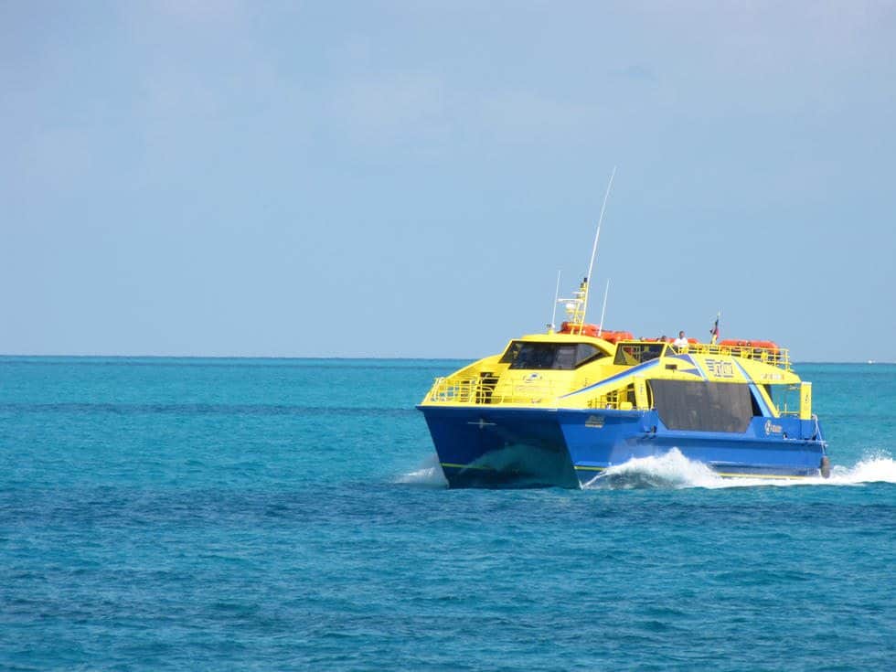 Joven suicida se avienta de ferry al mar abierto en el cruce de Playa del Carmen-Cozumel