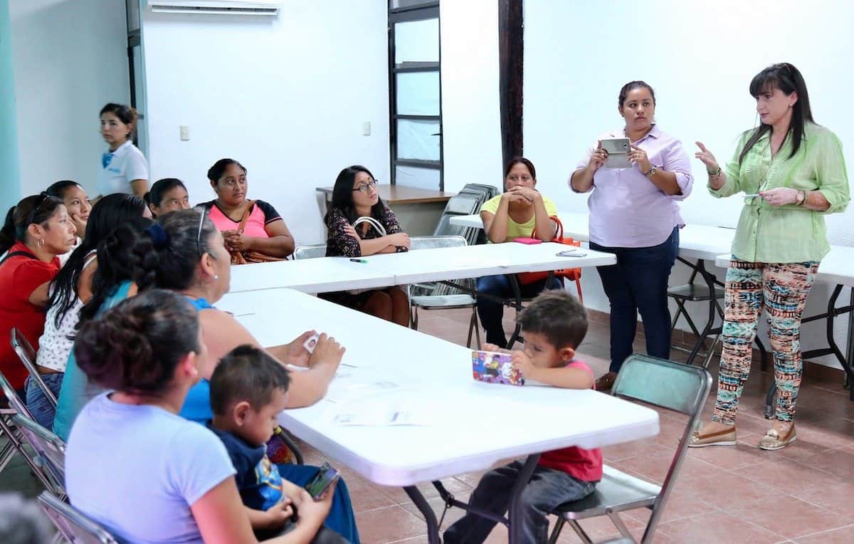 Solidaridad entrega cheques a 15 mujeres emprendedoras