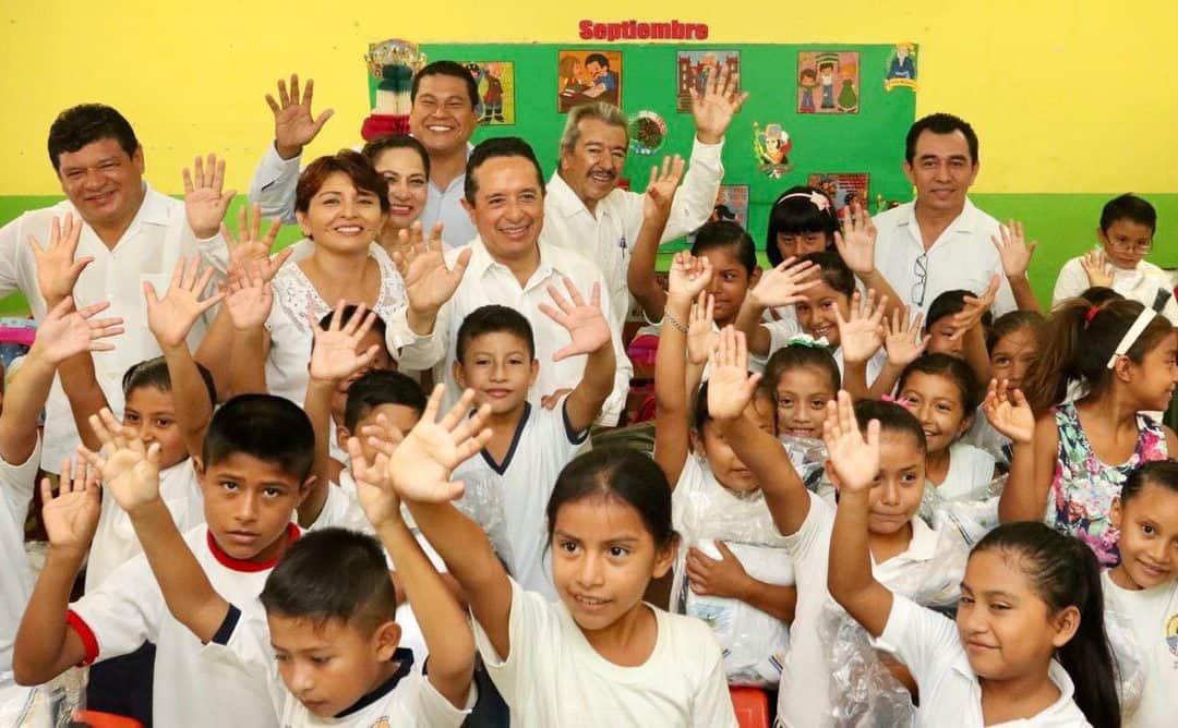 Becas, uniformes, mochilas y útiles para que niños y jóvenes continúen y terminen su educación