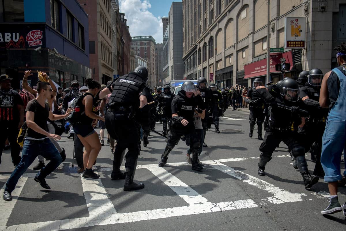 Manifestantes y policías se enfrentan en Boston