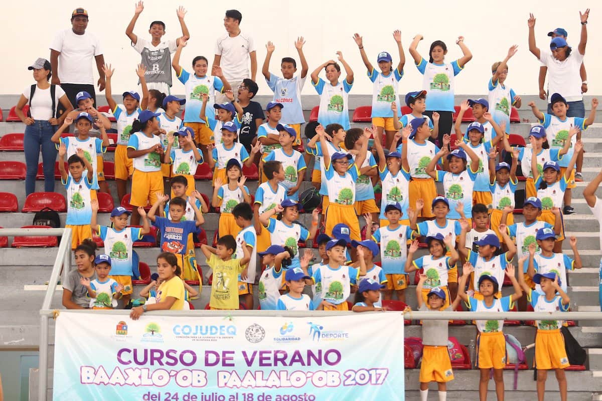 Entregan uniformes a 400 niños del curso de verano “Baaxlo’ob Paalalo’ob 2017”