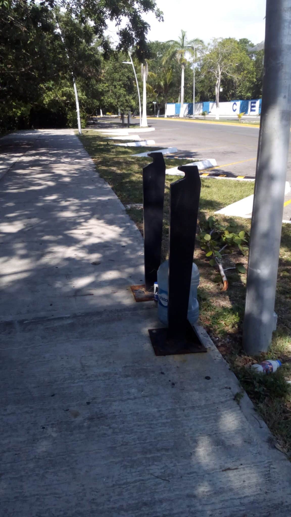 Luce Boulevard Bahía sin recipientes para el depósito de basura