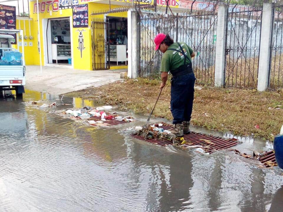 Lluvia provoca caos en puntos conflictivos, realizan limpieza tardía de alcantarillas