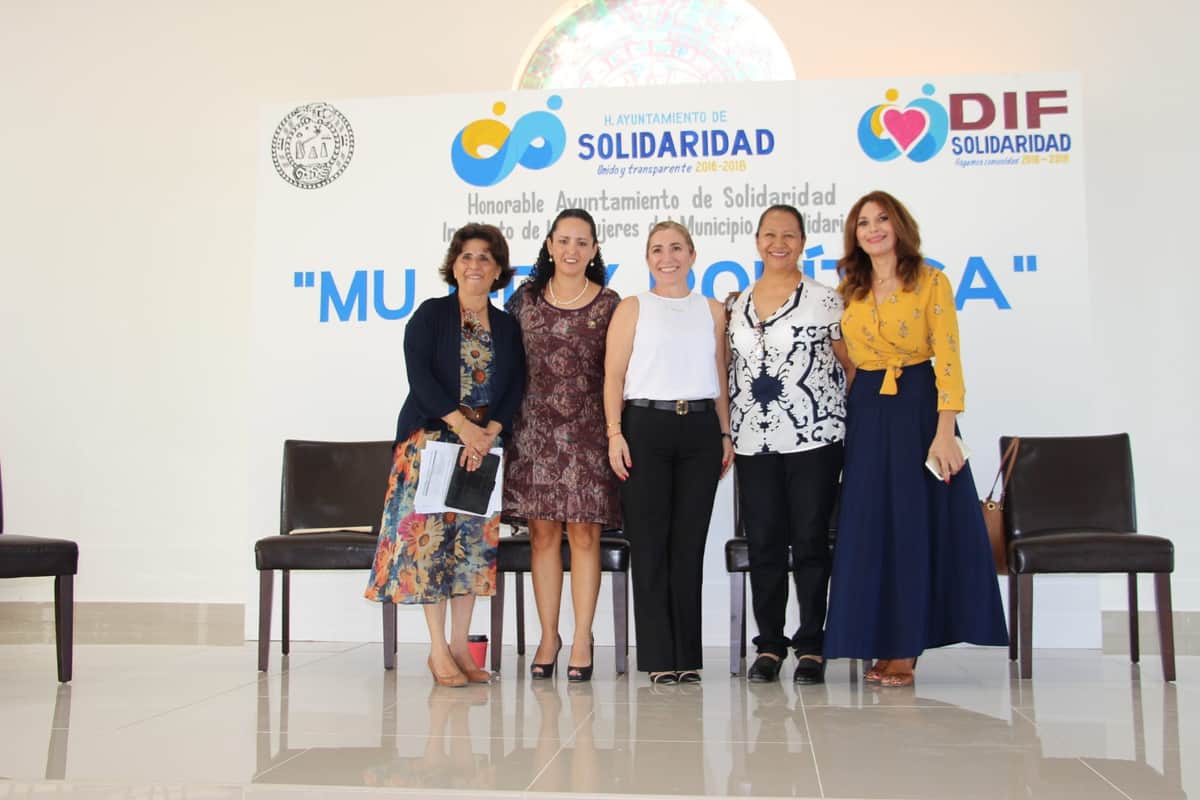 Reconocen a figuras femeninas de gran trayectoria en el panel "Mujer y Política"