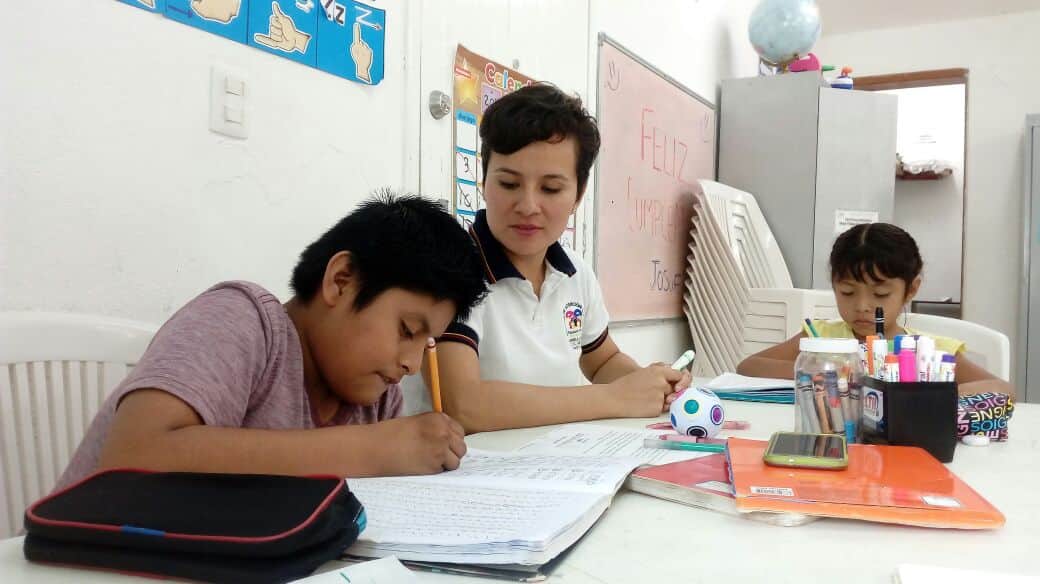 Su debilidad auditiva la encausó a enseñar lenguaje de señas