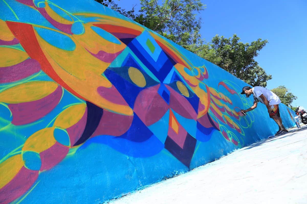 Pintan muralistas urbanos un kilómetro de barda en Playa del Carmen