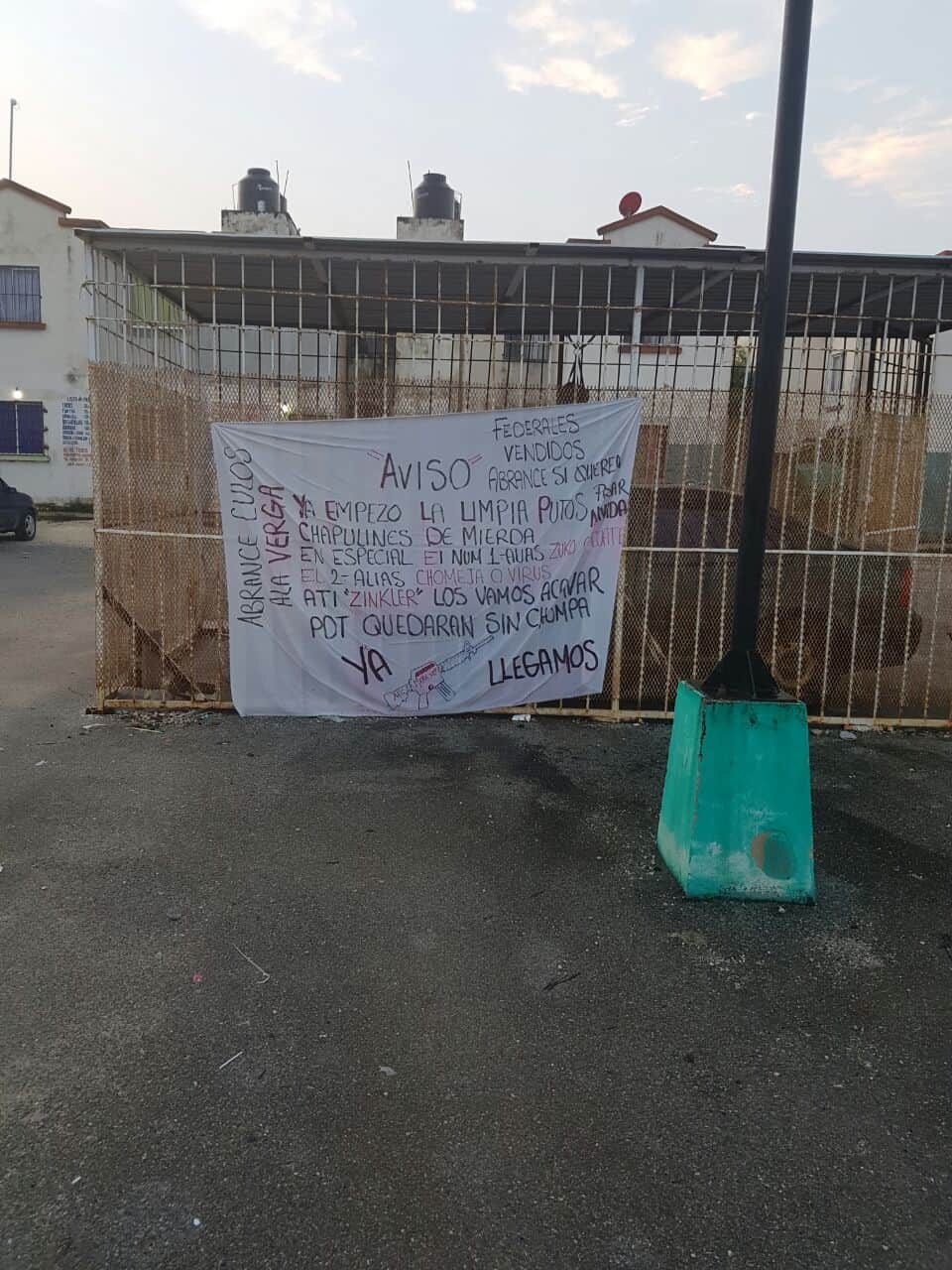 Cuelgan dos narcomantas en Cancún