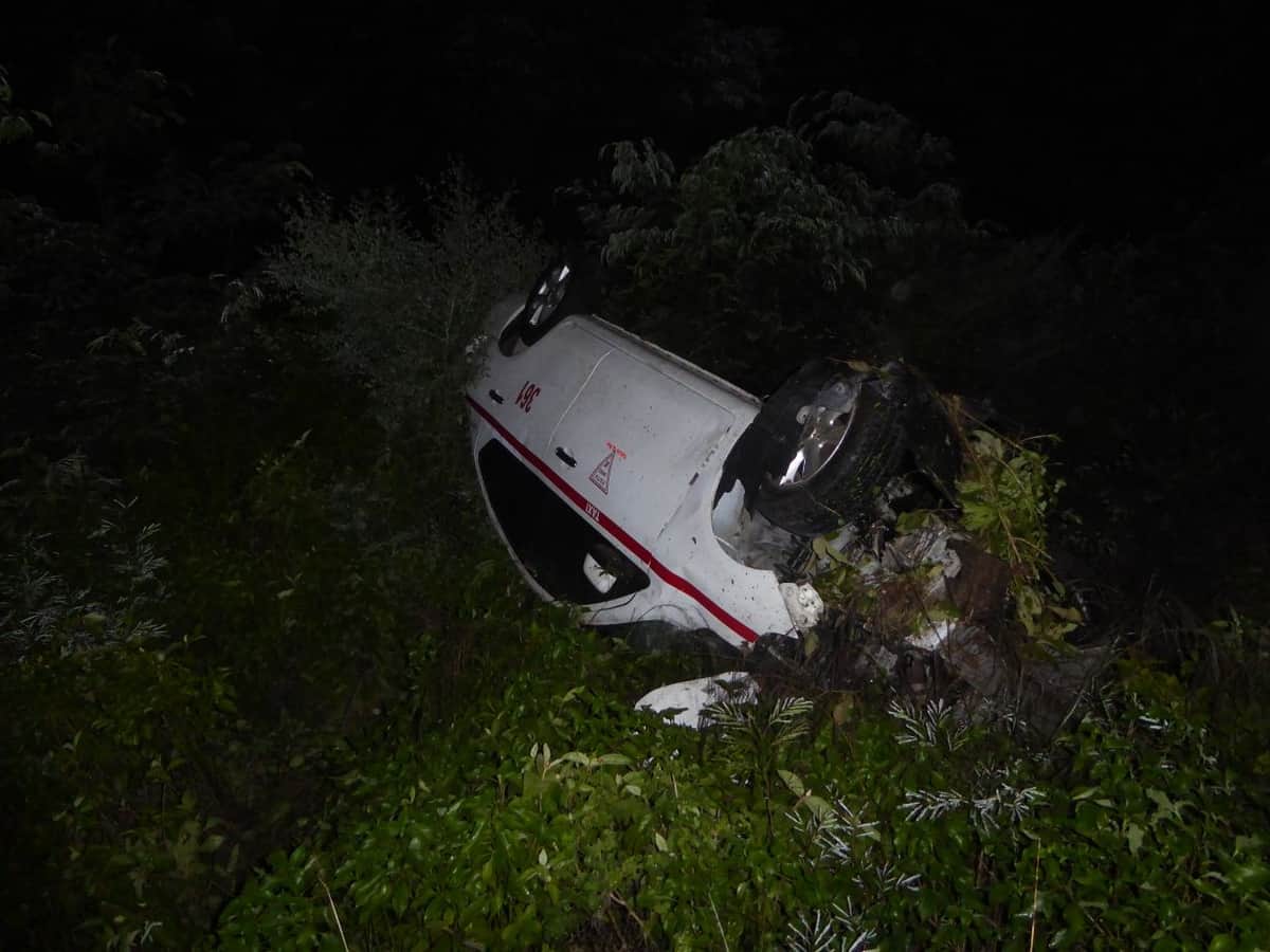 Taxista se toma sus copas y pierde control del auto, en Tulum
