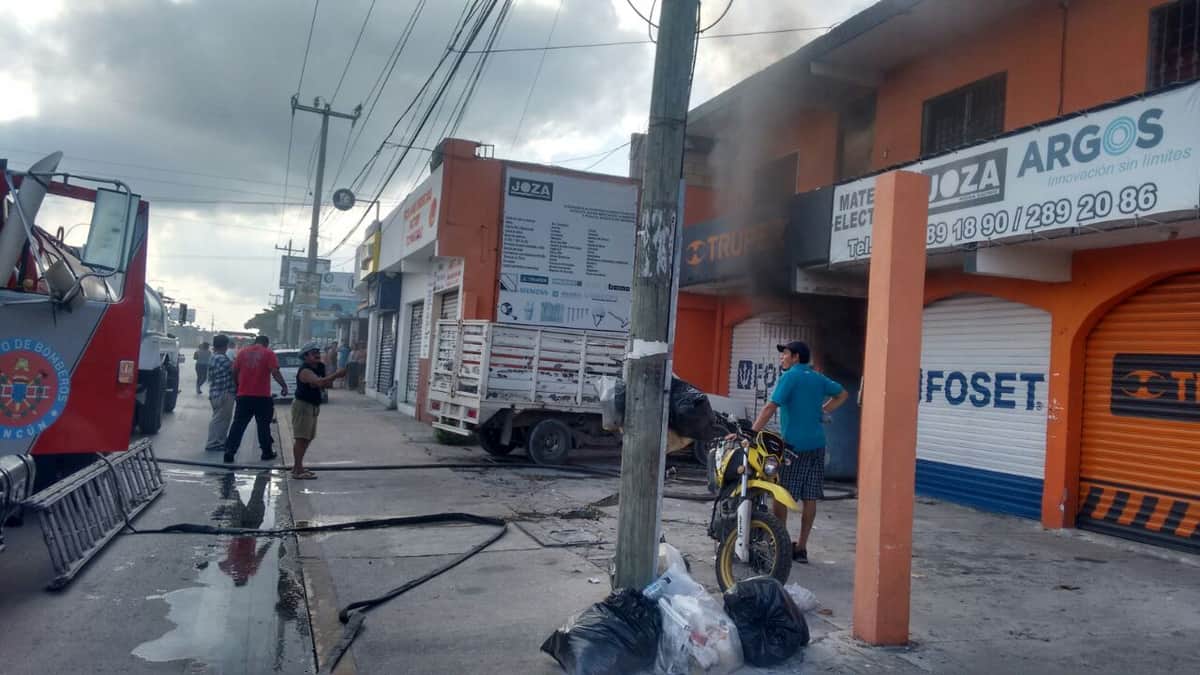 Se incendia comercio en la Región 100