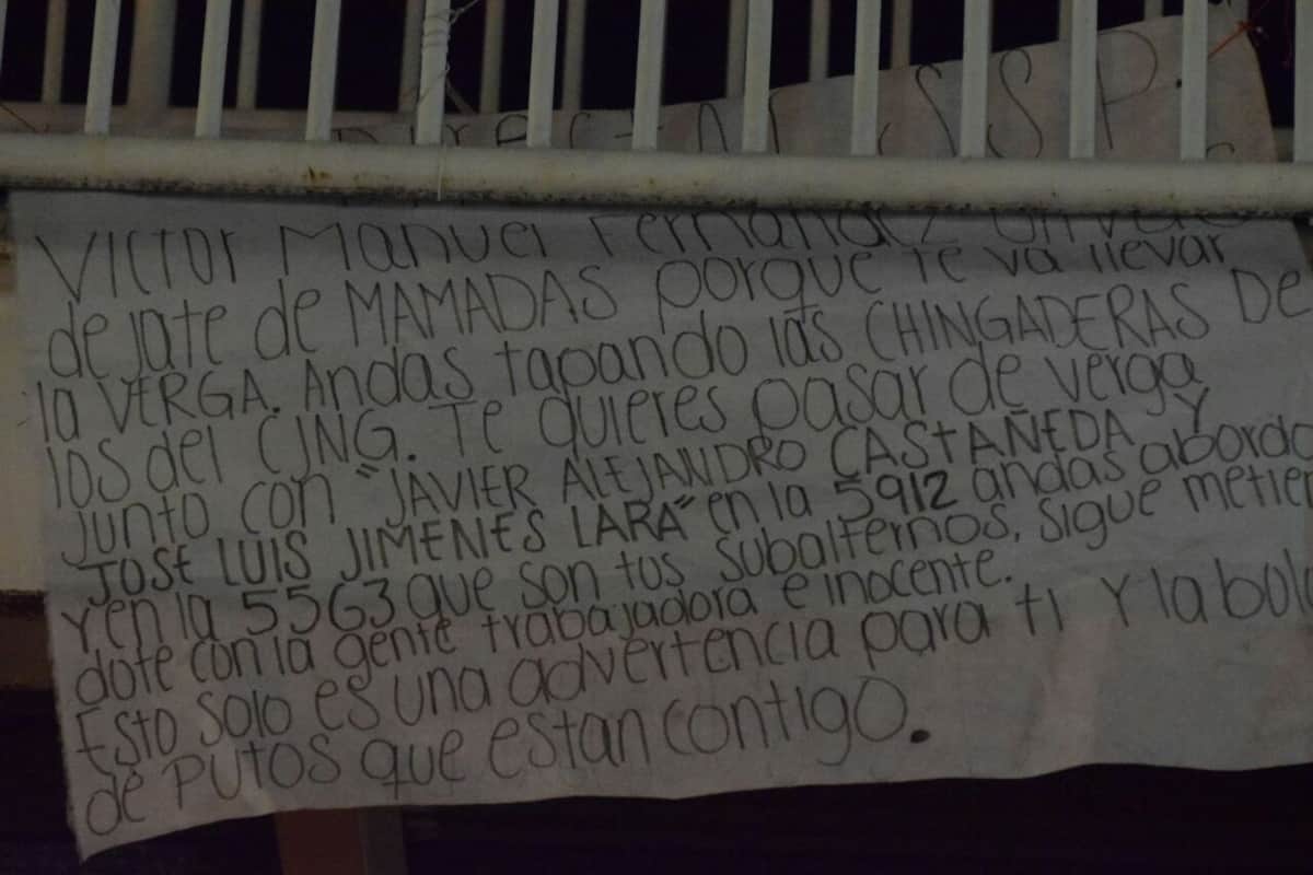 Amenazan a director policiaco con narcomantas