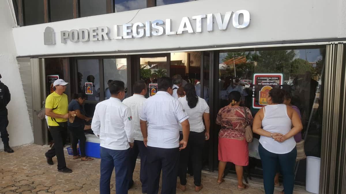 Que entre Uber, pero con concesión, piden taxistas