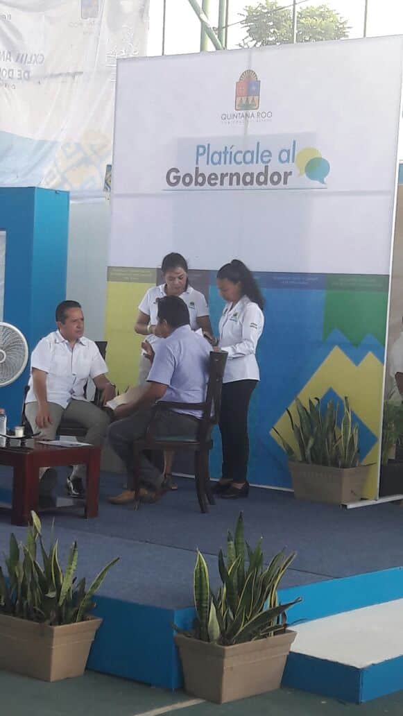 Escucha Carlos Joaquín a quintanarroenses en Lázaro Cárdenas