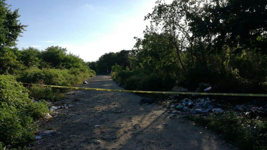 Hallan cuerpo sin vida tirado en camino de Cancún