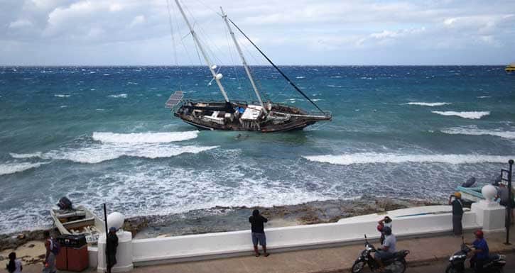 Continúan estudios para retirar velero que encalló en Cozumel
