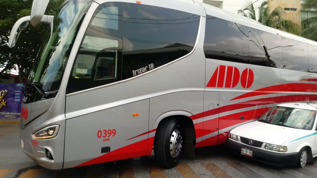 Taxista “no ve” camión de ADO y lo choca