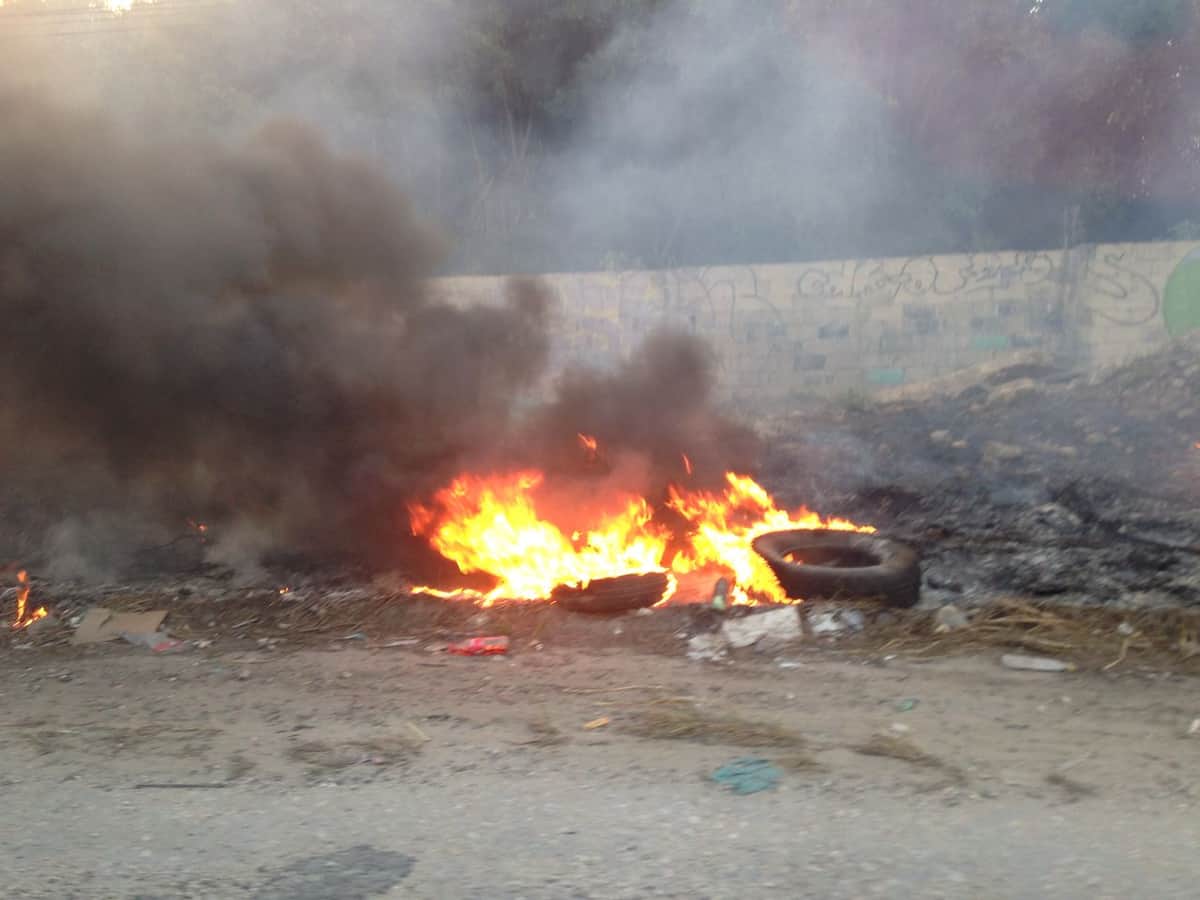 Queman pasto en carretera a Puerto Cancún