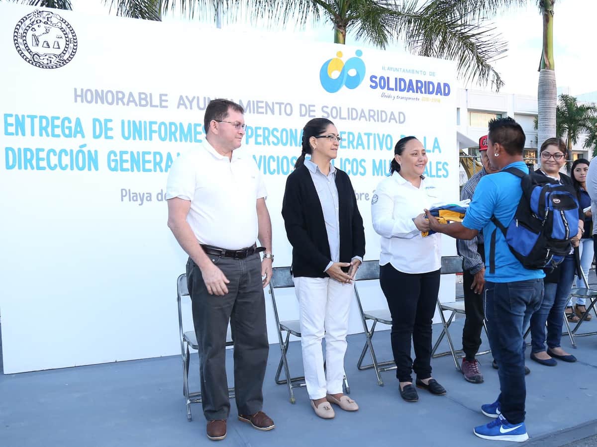Entregan uniformes y equipamiento para mejorar condiciones laborales de trabajadores municipales 