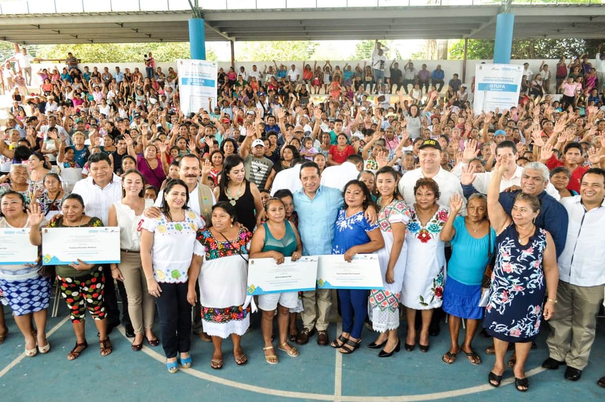 Entrega gobernador estufas ahorradoras en la zona maya