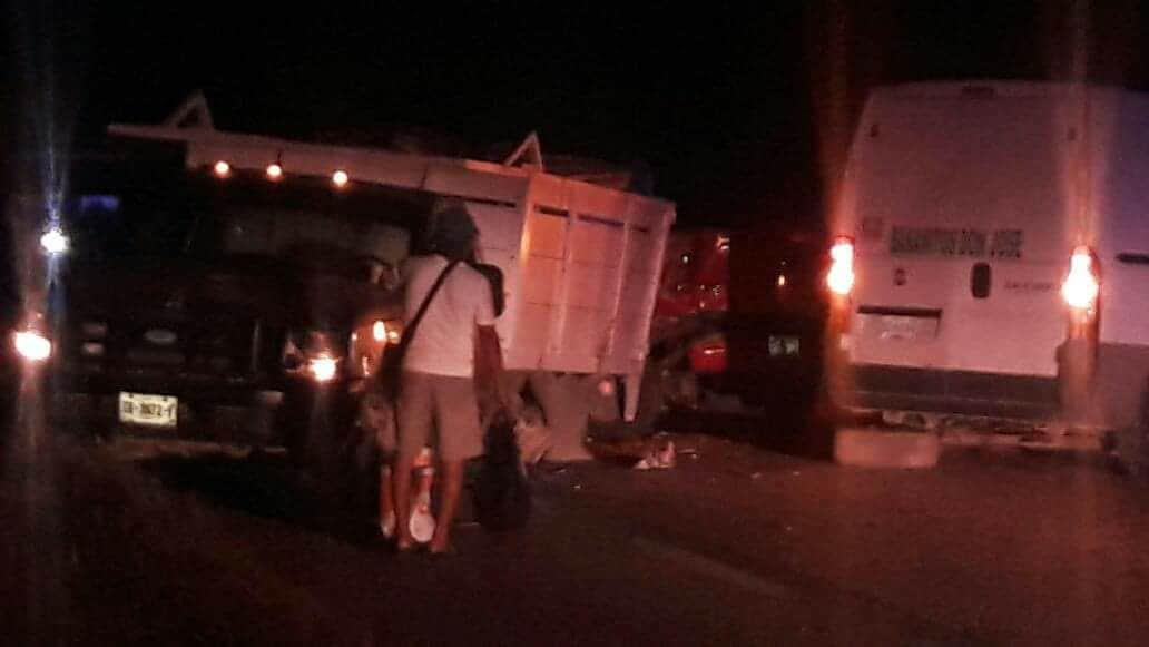 Accidente rumbo a Bacalar deja un muerto, 9 lesionados