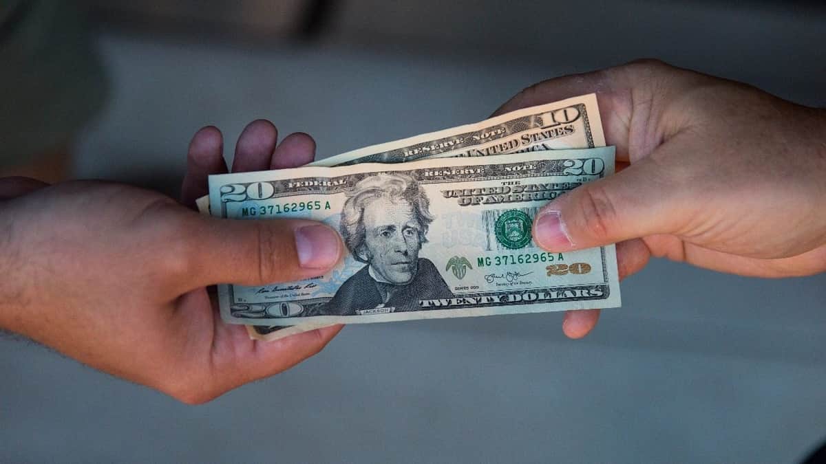 Obliga tienda a turista a consumir 90% de 20 dólares