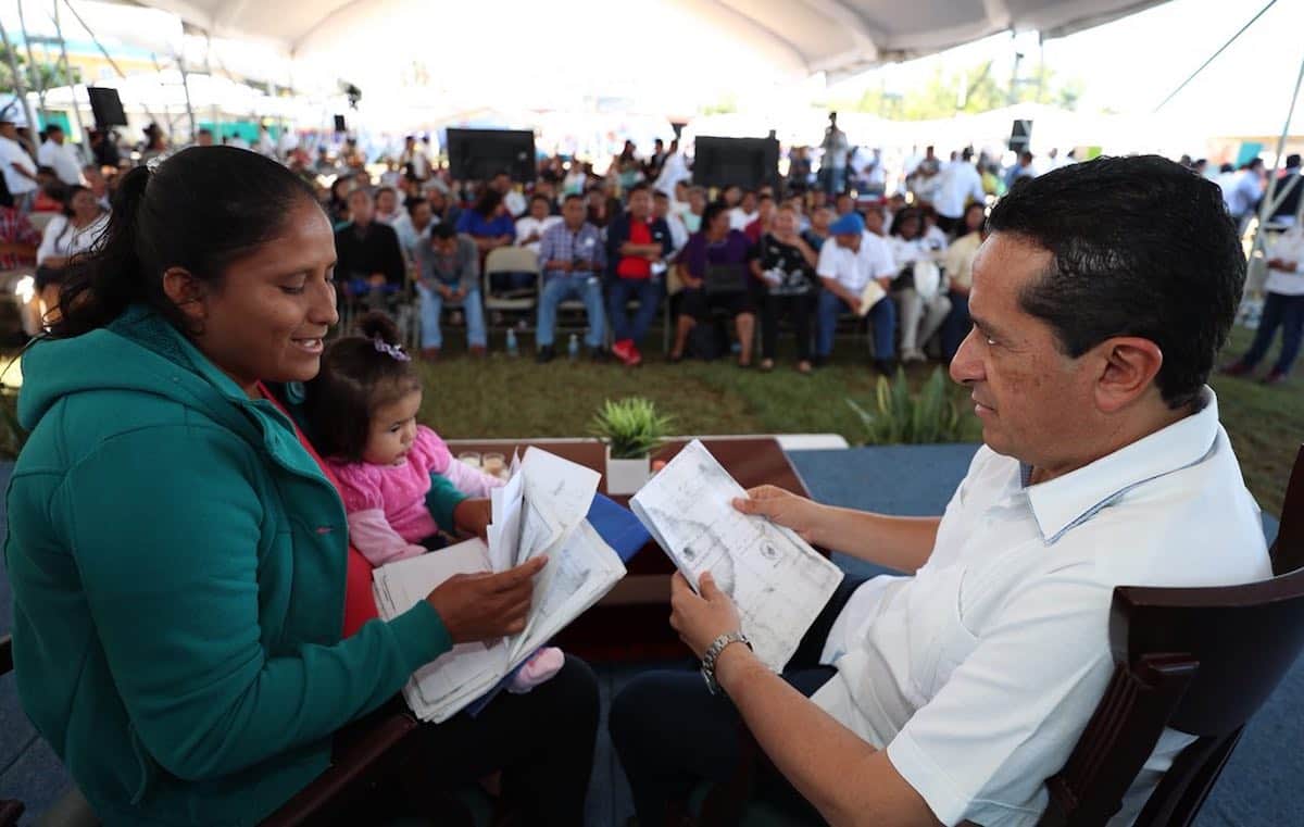 Carlos Joaquín escucha a la gente de Isla Mujeres en la audiencia “Platícale al gobernador”