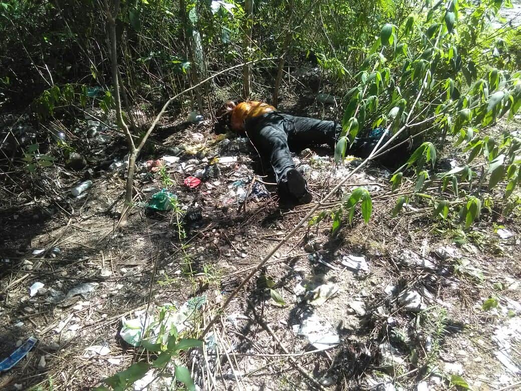 Hallan cuerpo putrefacto en vía a Bacalar