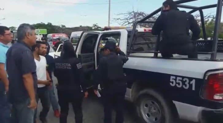 Policías y empleados de tienda detienen a asaltante