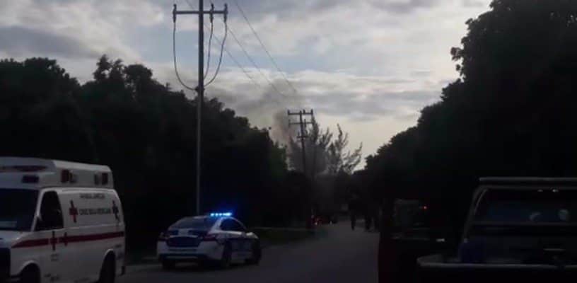 Choca contra poste e incendia vehículo