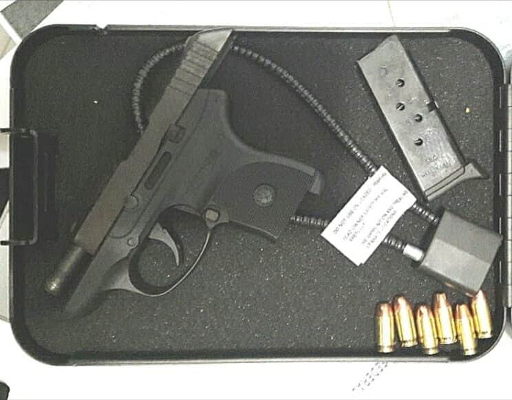 Detienen a mujer con arma en el aeropuerto de Cancún