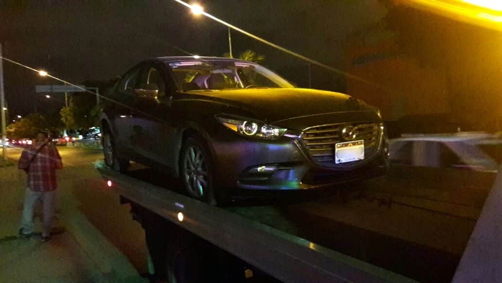 Por estar mal estacionado, policías encuentran un vehículo robado