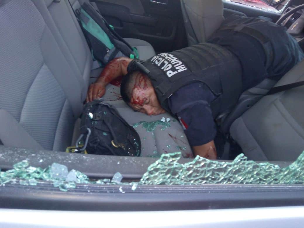 Rafaguean a dos policías en Cancún; uno resulta herido