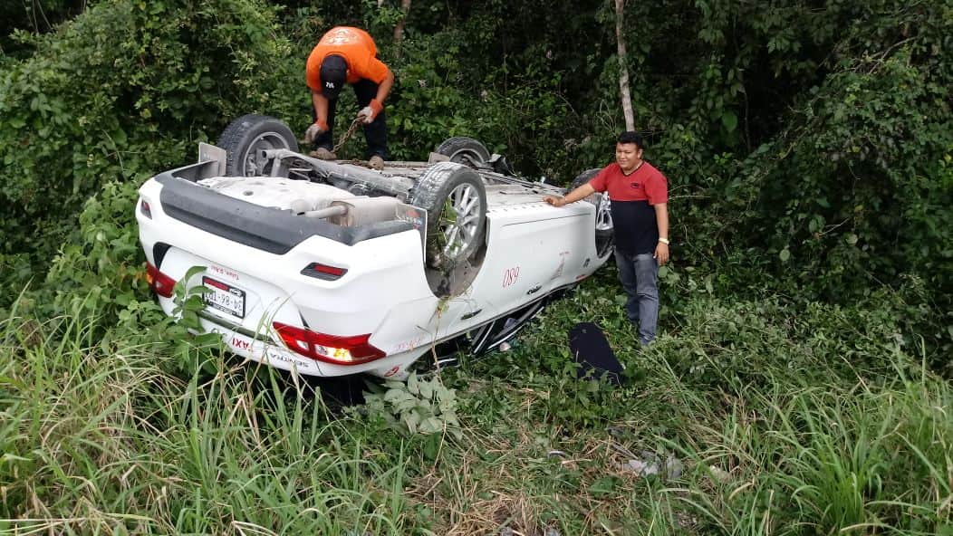 Vuelca taxi en Playa del Carmen